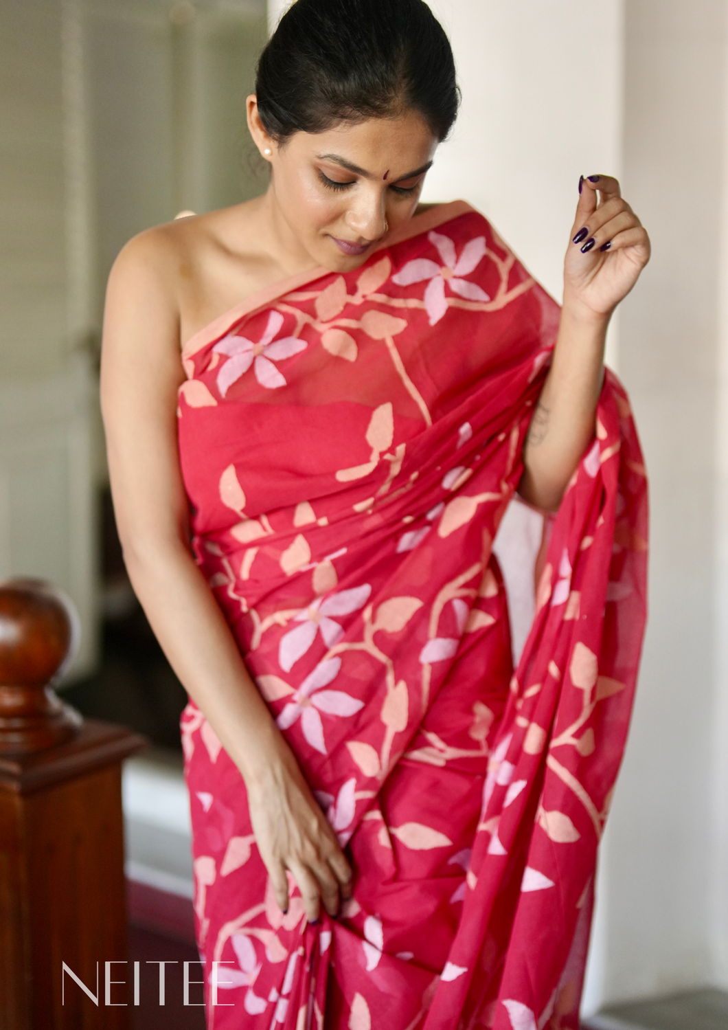 RED PURE MUSLIN JAMDANI SAREE JSJ24-9 - NEITEE